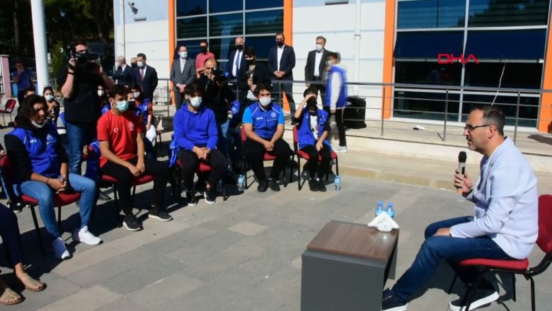  Bakan Kasapoğlu, yangın söndürme çalışmalarına katılan gençlere teşekkür etti