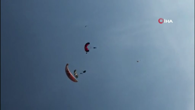  Fethiye’de paraşütler havada çarpıştı