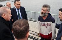 Cumhurbaşkanı Erdoğan, köprüdeki intihar vakasını görünce konvoyunu durdurup vatandaşın yanına gitti