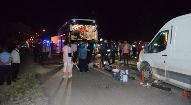  Aksaray’da otobüs ile minibüs çarpıştı: 12 yaralı