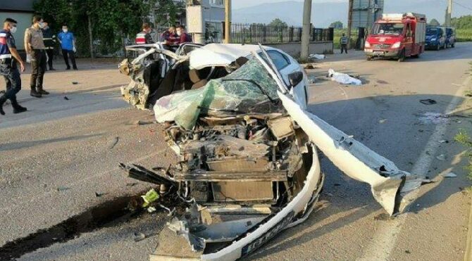  Araba paramparça oldu: 3 kişi öldü