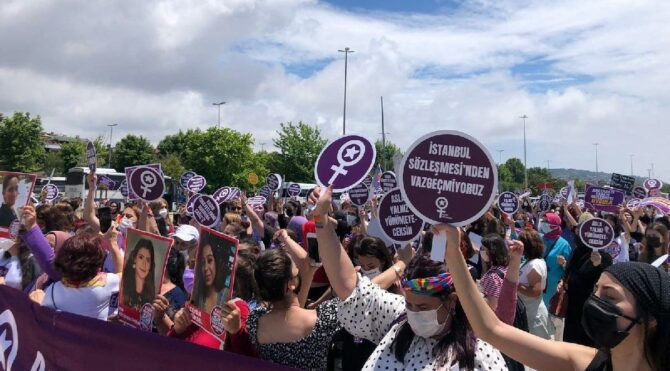  Bayanlar, İstanbul Mukavelesi kararının iptali için Danıştay’ın önünde toplanıyor