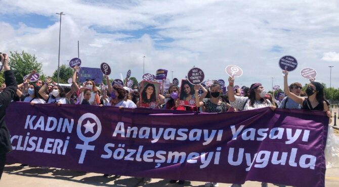  Bayanlardan ‘İstanbul Sözleşmesi’nden vazgeçmiyoruz’ mitingi