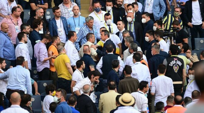  Fenerbahçe’de aidat gerilimi! Lider Ali Koç tribüne gitti