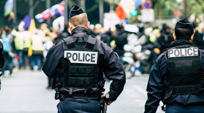  Fransa’da müsaadesiz parti ortalığı karıştırdı: Çok sayıda yaralı