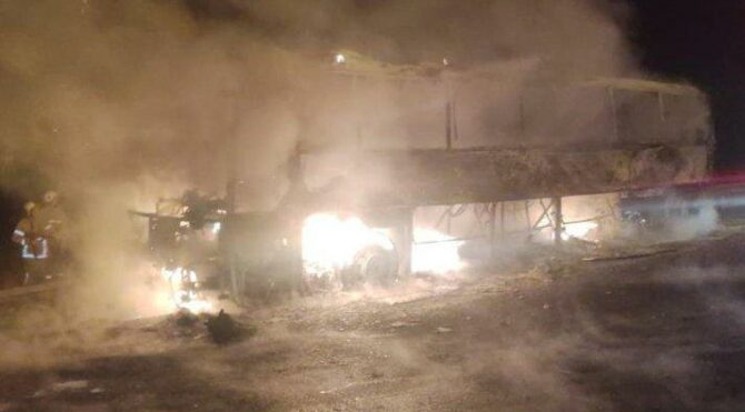  Gece yarısı facianın eşiğinden dönüldü: Otobüs alev alev yandı