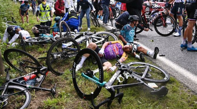  Fransa Bisiklet Turu’nda akılalmaz olay! Pankart açan seyirci…