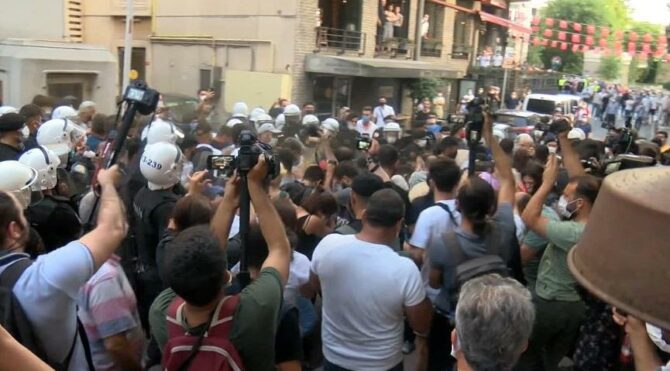  HDP’nin açıklamasından sonra dağılmayan kümeye polis müdahale etti