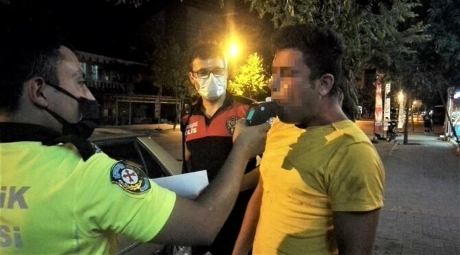  Polisin alkollü şoförle imtihanı: ‘Ciğerlerim yetmiyor abi’