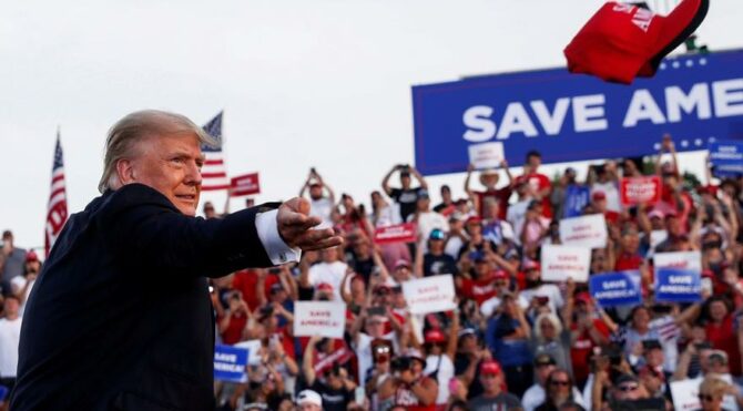  Trump’tan 2022 sinyali: Birinci sefer mitinge katıldı