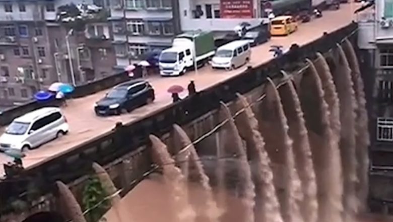  Çin’de su baskını köprüde şelale oluşturdu