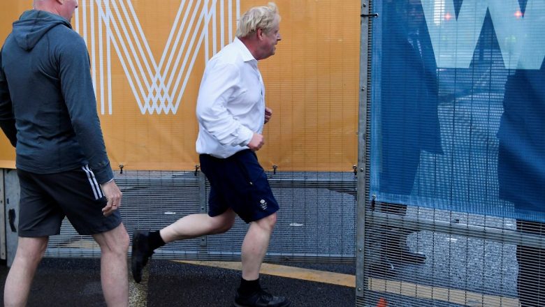  İngiltere, Boris Johnson’un koşu kombinini konuşuyor