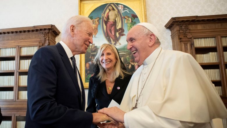  Joe Biden, Papa’nın eline bozuk para sıkıştırdı