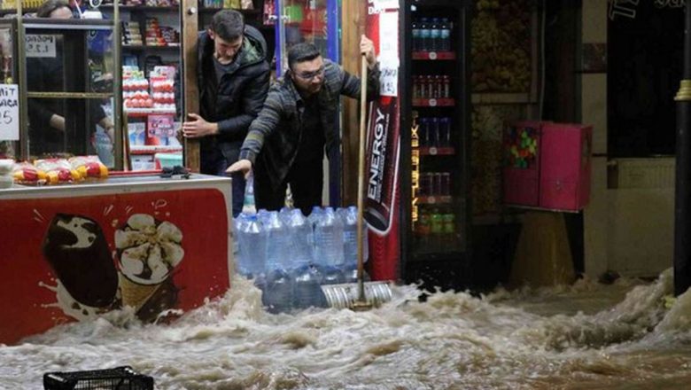  Sivas’ta caddede patlayan su borusu nedeniyle dükkanları su bastı