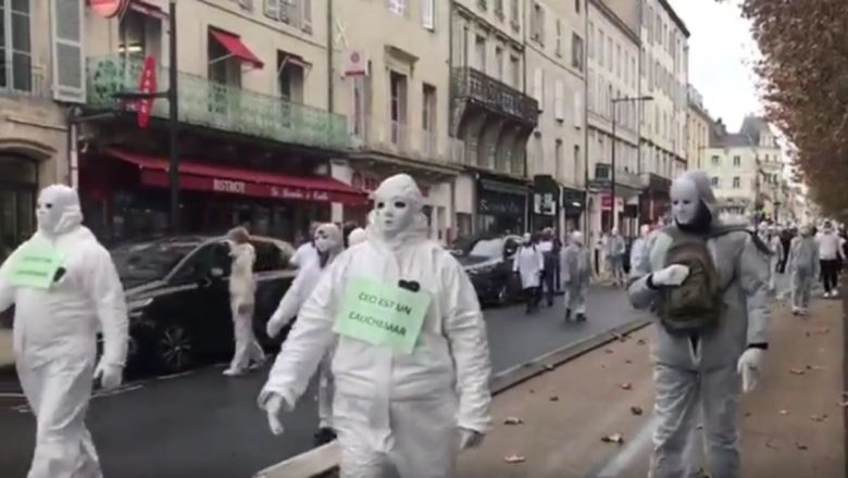  Fransa’da aşı karşıtlarından sıradışı eylem