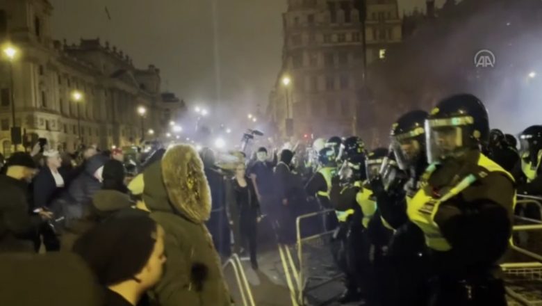  İngiltere’de polis ile göstericiler arasında kavga çıktı