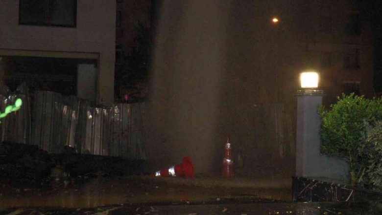  Kadıköy’de patlayan su borusu nedeniyle mahallenin suyu kesildi