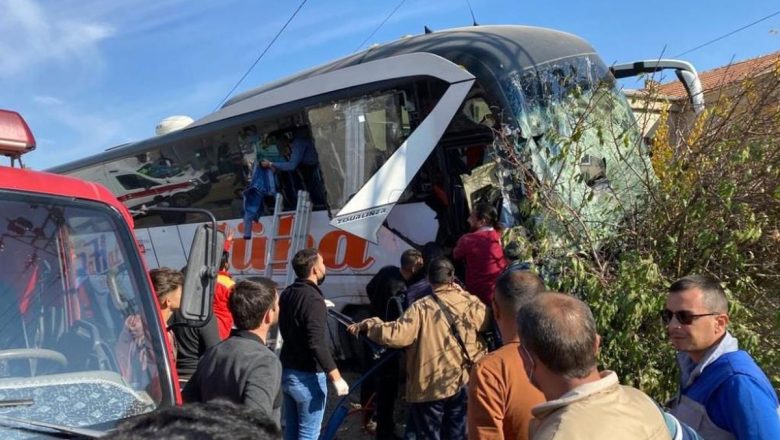 Kayseri’de yolcu otobüsü ile kamyonet çarpıştı